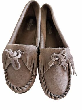 Minnetonka Moccasins  Suede Fringe Moccasin Loafers in Gray/Taupe. Size 9.